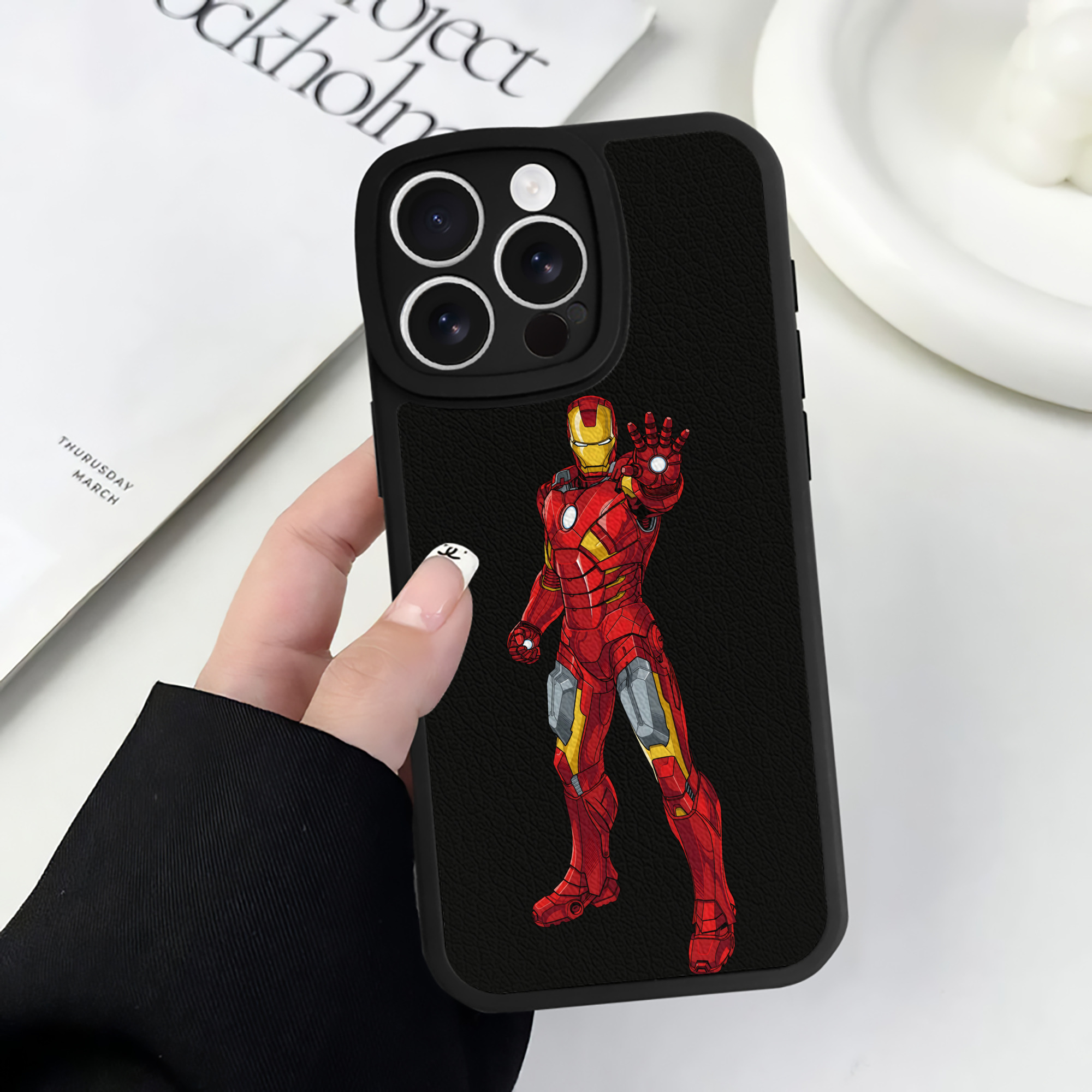 （画像用） アベンジャーズ The Avengers 【iPhone 16シリーズ対応】シリコンスマホケース（レザー調） 材質：シリコン